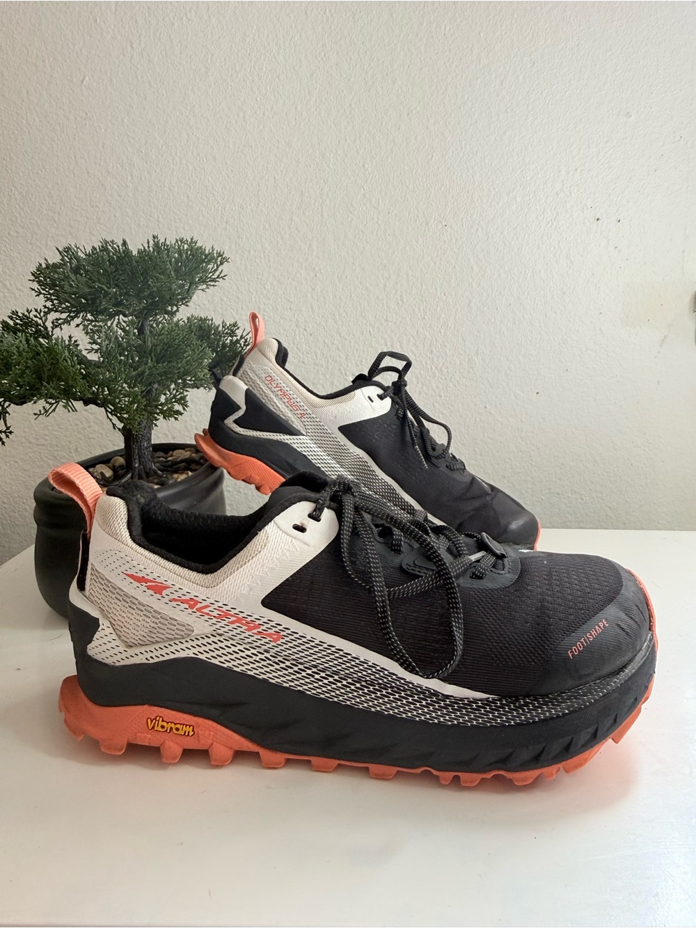 Altra Olympus 4 women size 8.5 black White Coral Trail Running Shoes